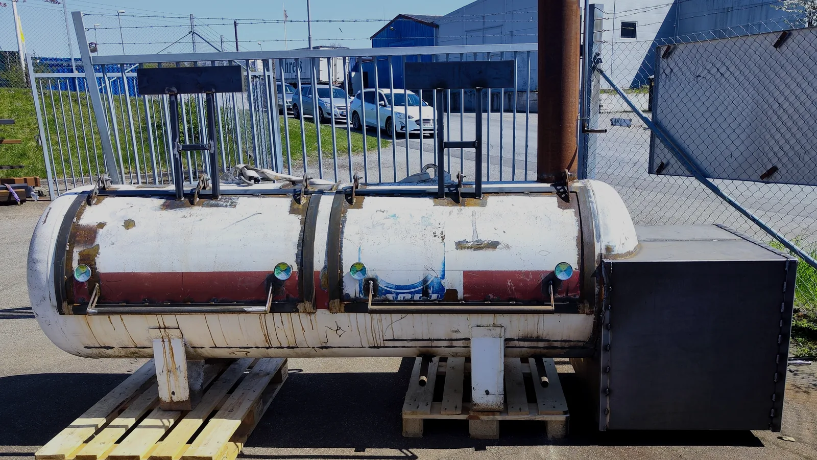 Svetsare i verkstad bygger smoker